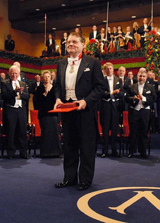 2008年12月10日蒙塔尼在斯德哥尔摩音乐厅获诺贝尔奖后 图源nobelprize.org