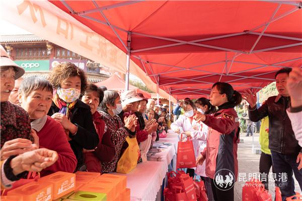 现场正在学习七步洗手法的市民