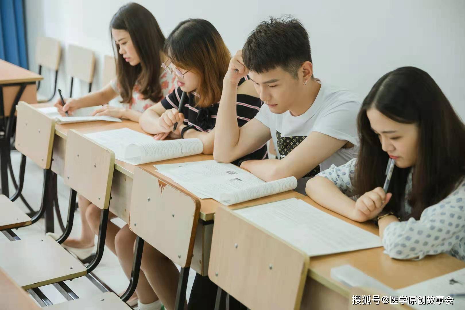 从感染到发病，艾滋病会经历三个阶段，远离艾滋病，两件事不要做