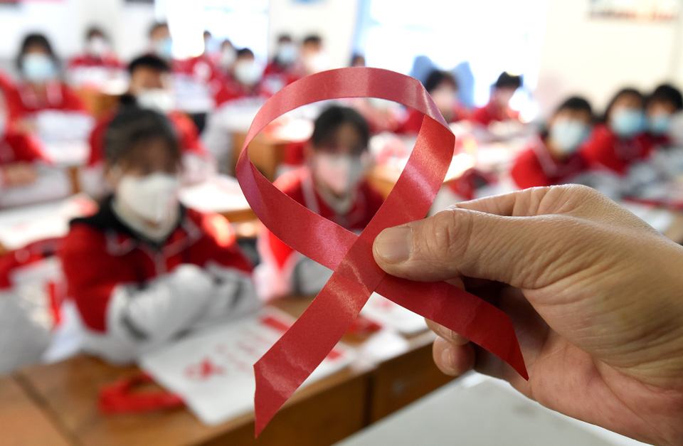 世界艾滋病日丨抗艾40年，青年、老年“两头翘”