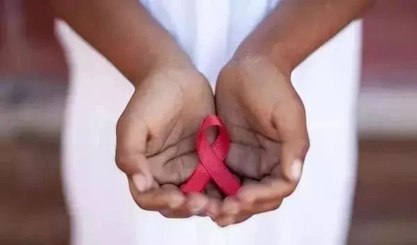 艾滋病感染初期症状_艾滋病初期_艾滋病的初期症状及传播途径