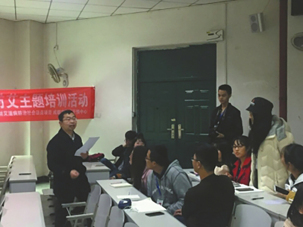 成都恐艾干预中心心理咨询师张珂（左）在大学进行宣讲。华西都市报 图